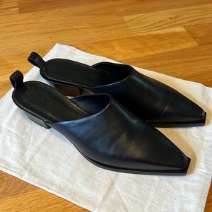 Shot black heel aeydē